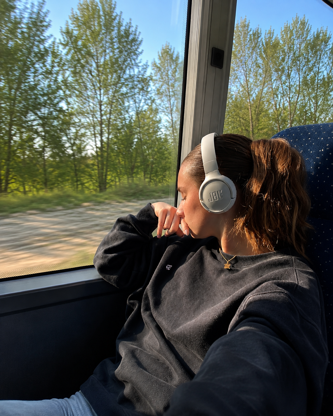 Chica escuchando música con auriculares JBL