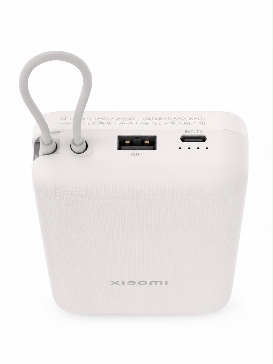 Detalle de puertos USB-A, USB-C y cable integrado del Power Bank KIVO Beige.