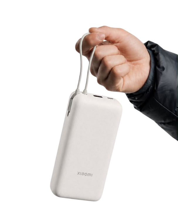 Power Bank KIVO Beige mostrando su escala en la mano.